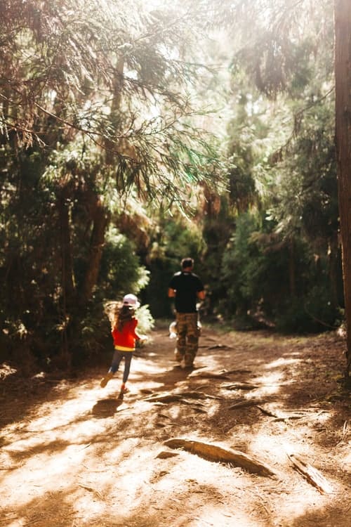 petite fille qui cours dans la foret